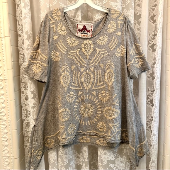 JOHNNY WAS * Soft Gray Embroidered Sharkbite Top - Picture 1 of 9